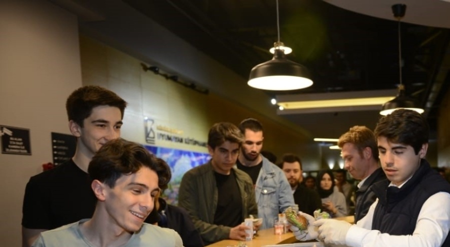 Bursa'da ders çalışan öğrencilere iftar ve sahur ikramı