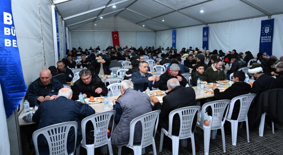 Bursa Büyükşehir Belediye Başkanı iftarda vatandaşla buluştu