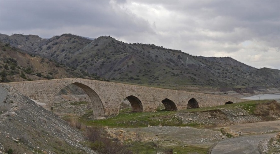 Gölbaşı'ndaki tarihi Altınlı Köprüsü depremden sonra ayakta kaldı