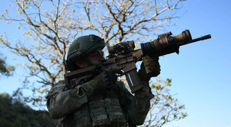 Hakkari'de bir terörist teslim oldu