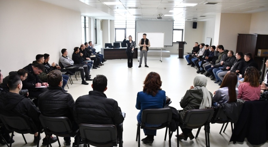 Bursa Büyükşehir Belediyesi personelleri işaret dili eğitimi alıyor