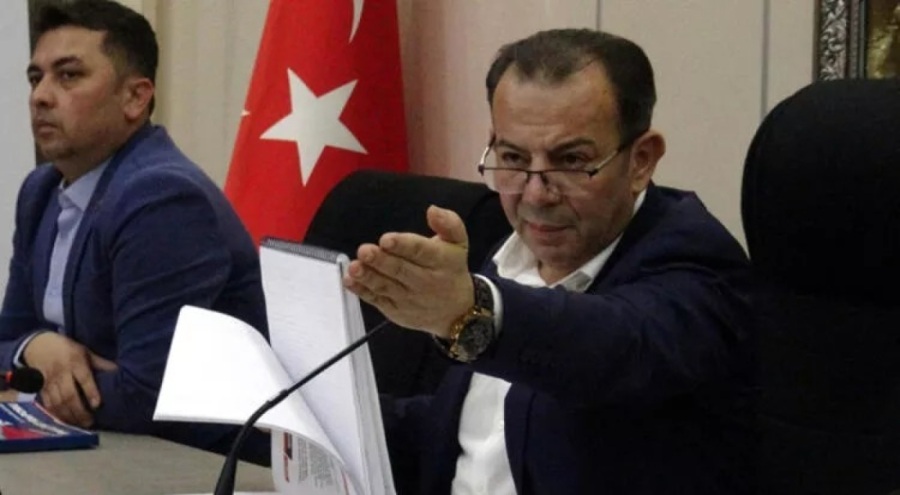 Tanju Özcan, kendisine su şişesi fırlatan meclis üyesini dışarı çıkarttı