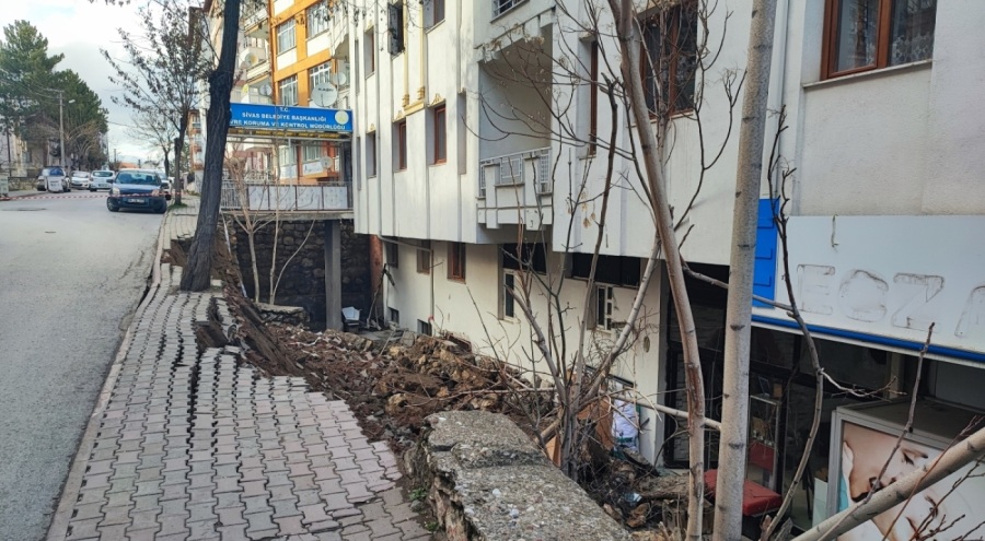 Sivas'ta bir binanın istinat duvarı çöktü
