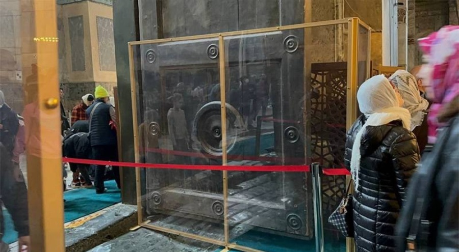 Ayasofya'nın tarihi kapısına cam koruma