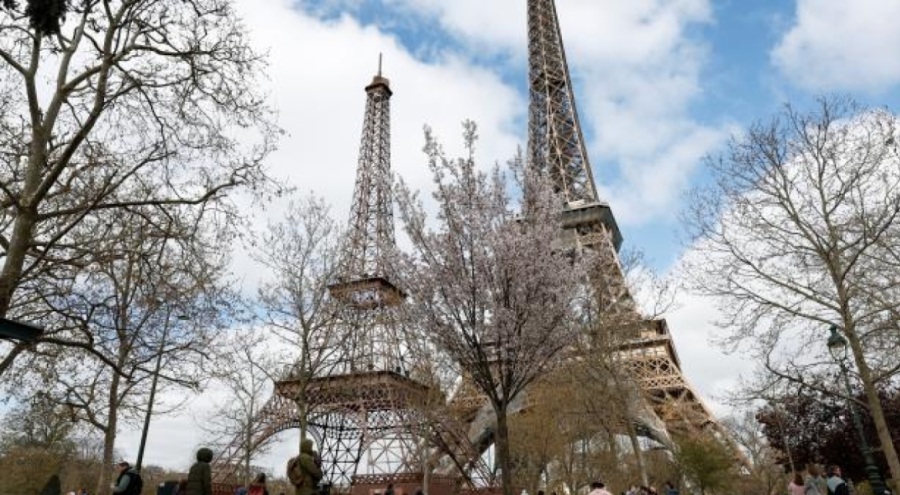 Eyfel Kulesi'ne kardeş geldi