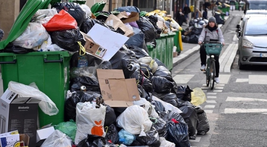 Paris'te çöp toplayıcıları greve gidiyor