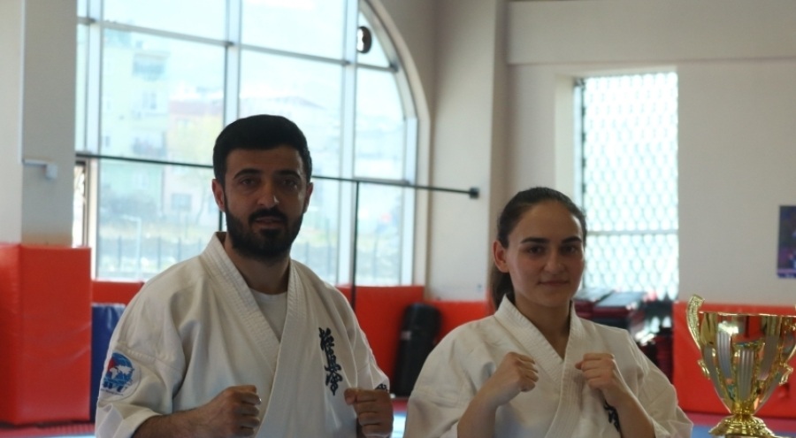 Bursa'da yarışmalara antrenör eşi ile hazırlandı, dünya üçüncüsü oldu