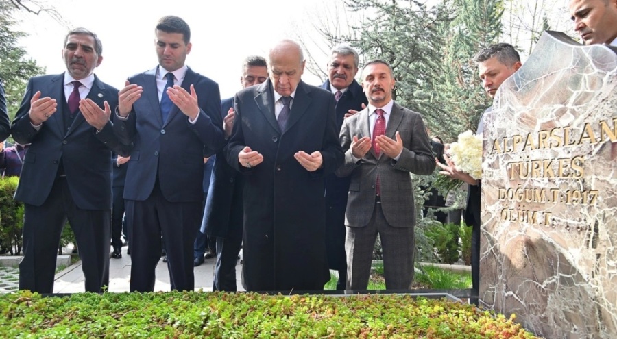 Bahçeli, Alparslan Türkeş'in kabrine ziyaret gerçekleştirdi