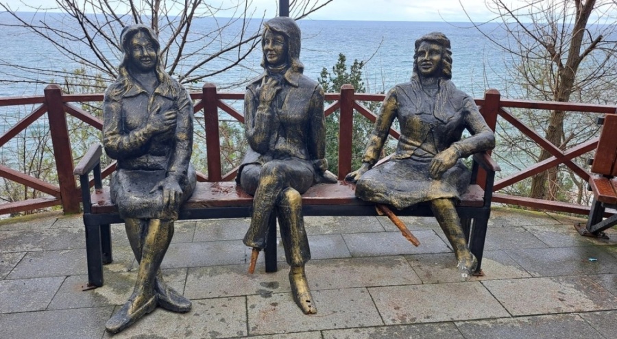 Ordu'da 'Üç Kız' heykeli yine zarar gördü