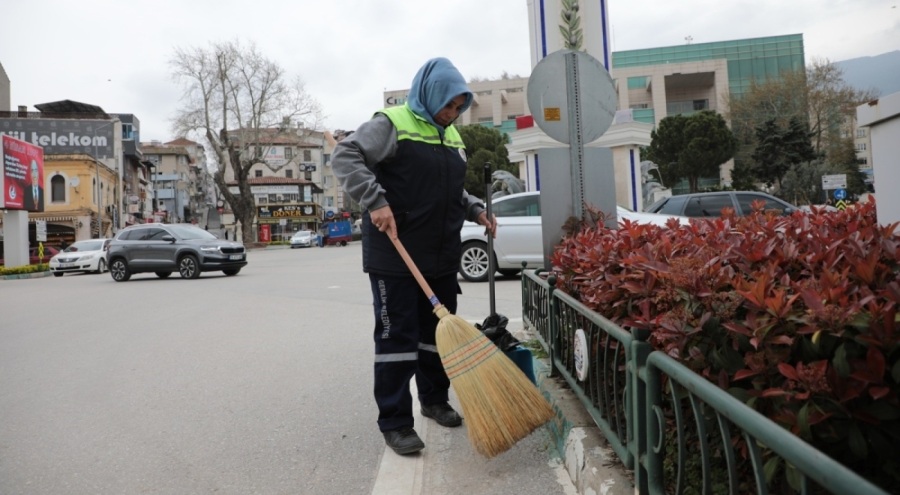 Bursa Gemlik'te sokakların temizliği için kadın personel alımı yapıldı