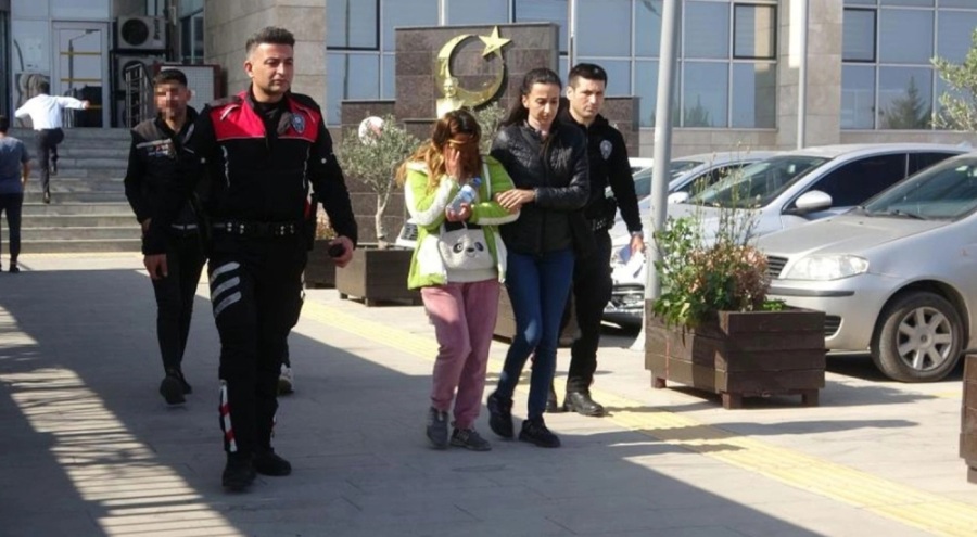 Balkonda 'seni buradan atarım' diyen kocasını bıçakladı