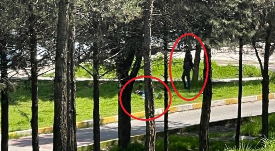 Öldürüp cesedinin başında bekledi