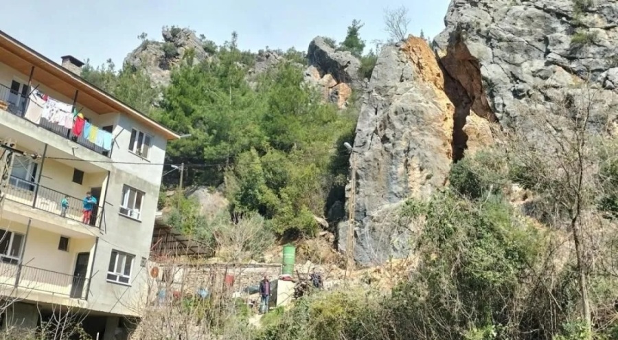 Devasa kaya depremin etkisiyle ikiye bölündü