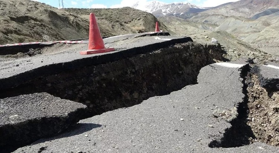 Bingöl'de heyelan sebebiyle yol ulaşıma kapandı