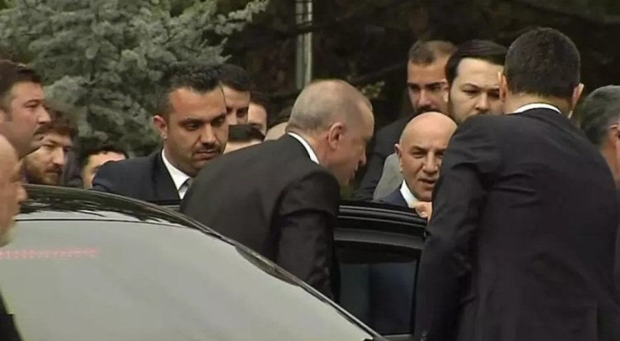 Erdoğan, Türkeş'in kabrini ziyaret etti