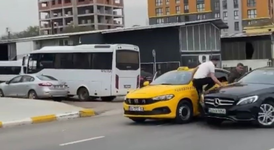 Tartıştığı taksiciyi ezmek için otomobilini üzerine sürdü