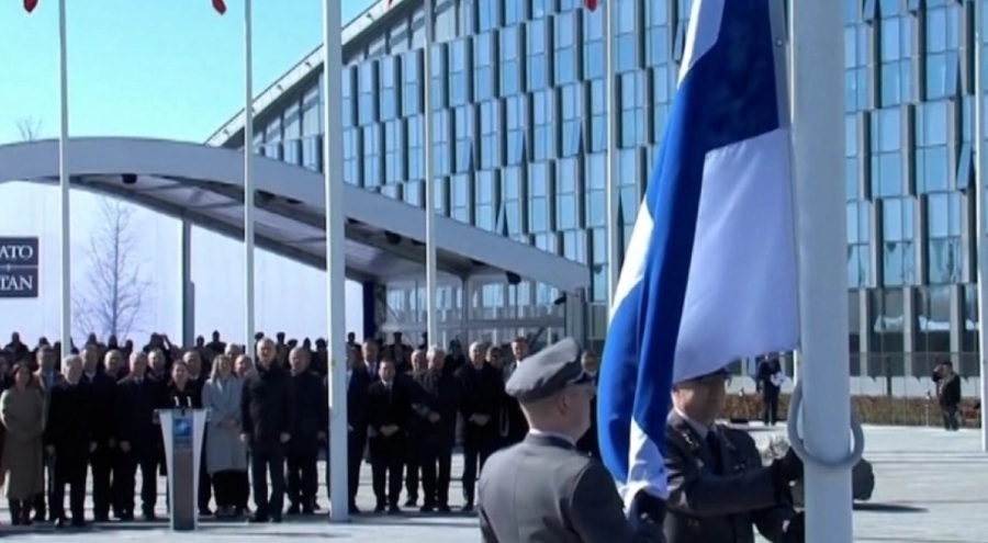 NATO Karargahı'nda Finlandiya Bayrağı göndere çekildi