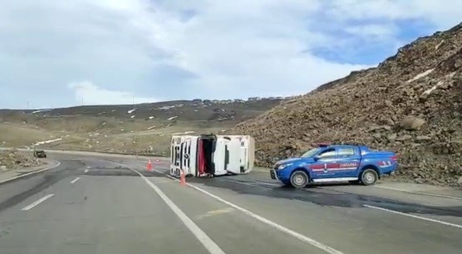 Erzurum'da TIR devrildi