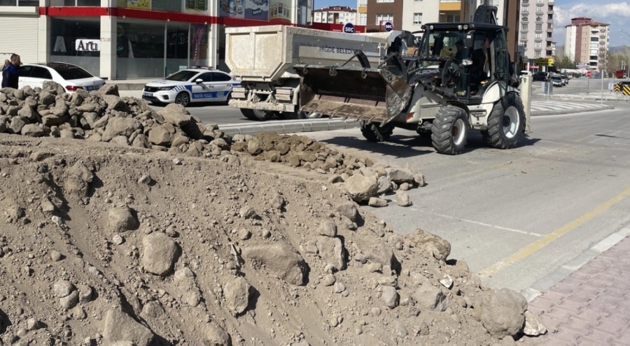 Tapulu arazisinden geçtiğini ileri sürdüğü yolu trafiğe kapattı