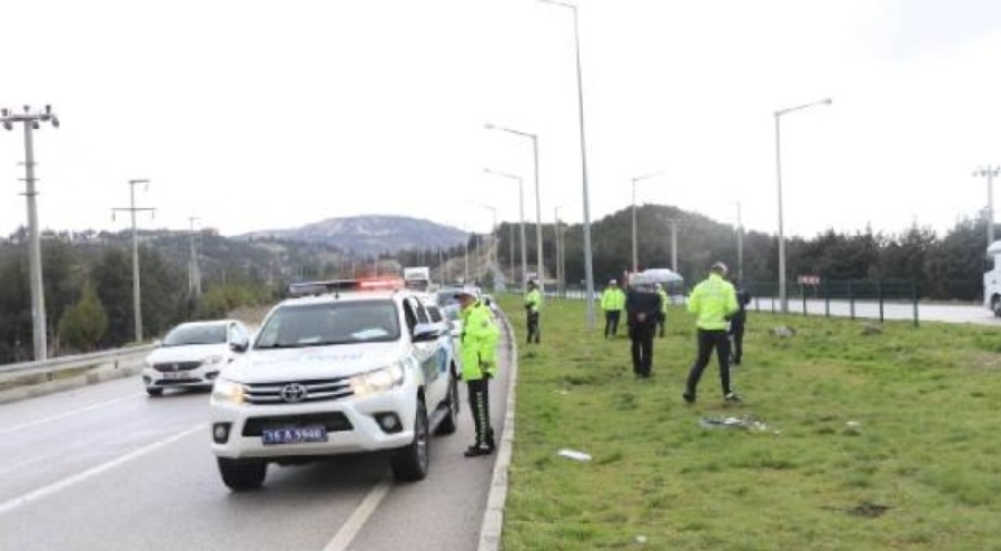 Burdur'da otomobil ağaca çarptı