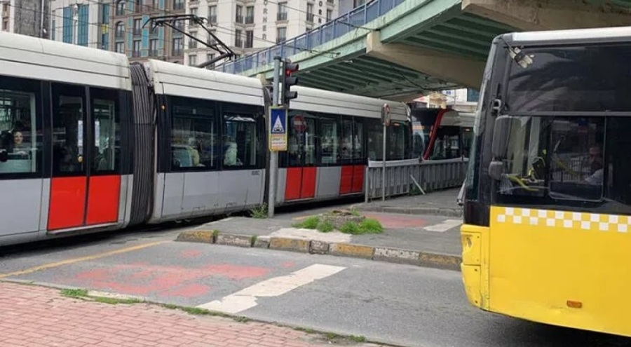 Fatih Aksaray'da İETT otobüsü tramvaya çarptı
