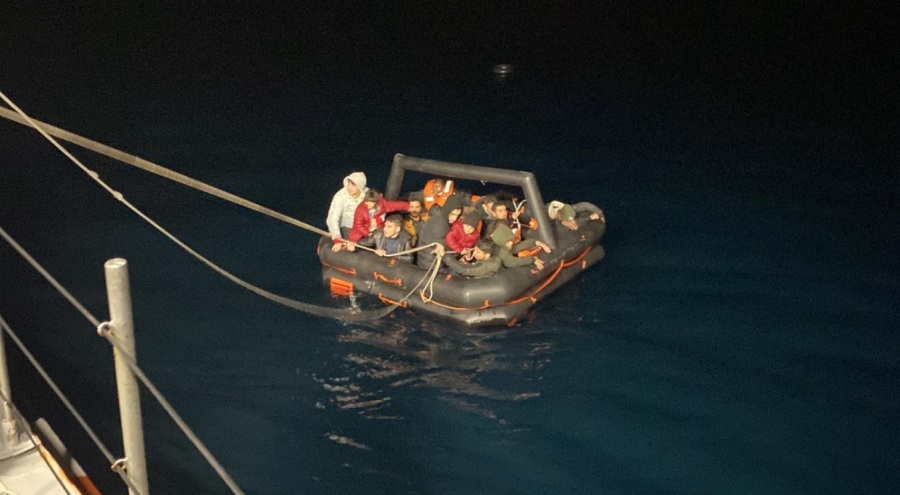 Balıkesir'de 64 düzensiz göçmen kurtarıldı