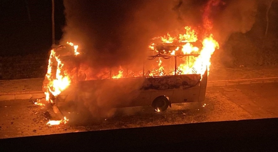 Seyir halindeki işçi servisi alevlere teslim oldu