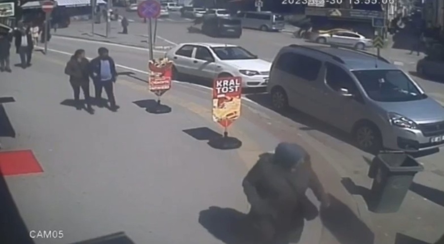 Bursa'da panelvan araçla motosiklet çarpıştı! 2 yaralı
