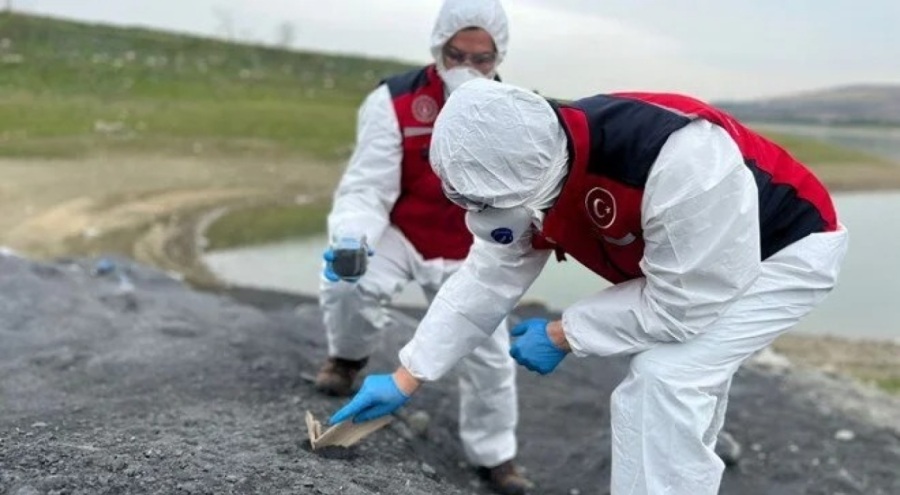 Kimyasal atık baraja karıştı