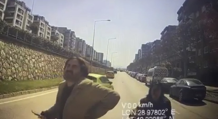 Bursa'da otobüse binmek için yolu kapatınca yolcular tepki gösterdi