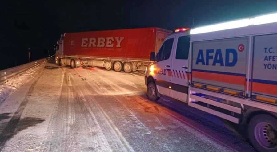 Kar ve tipi yolları kapattı! Tırlar mahsur kaldı