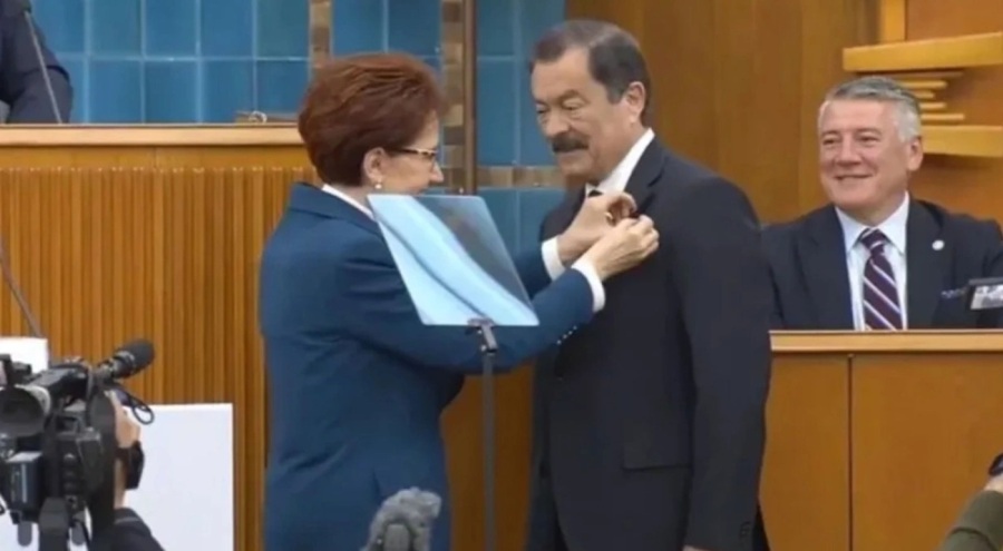 Eski Bakan İYİ Parti'ye katıldı!  Meral Akşener rozetini taktı