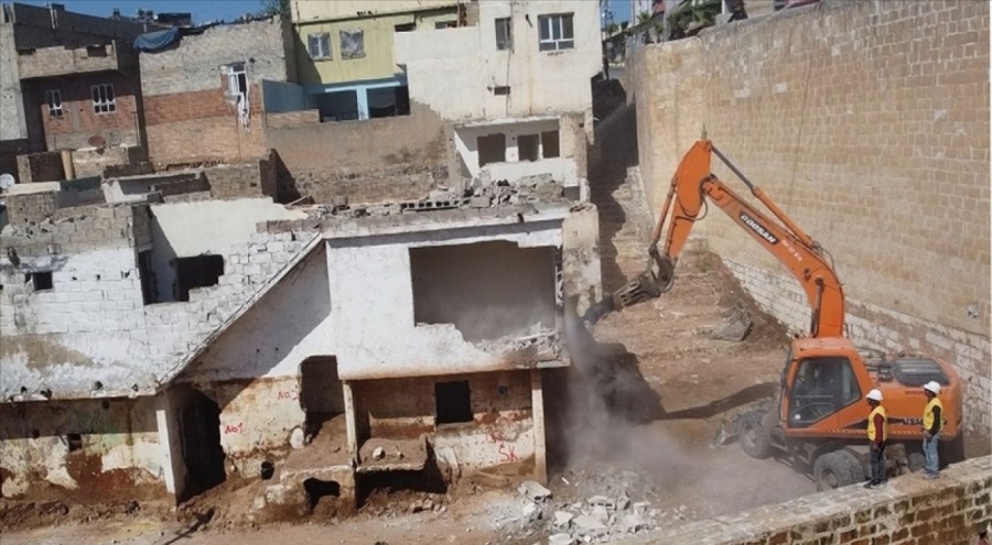 Şanlıurfa'da yıkım kararı alınan binalara ilk kepçe vuruldu