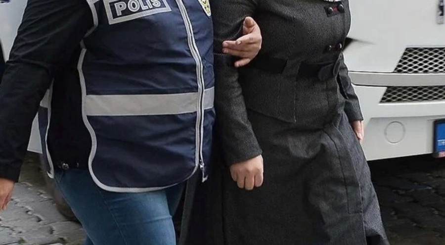 Annesini kaynar suyla yakıp bıçakladı