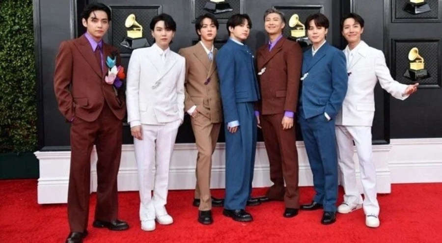 BTS üyesi müzik listelerinde zirveye yerleşen ilk Güney Koreli oldu