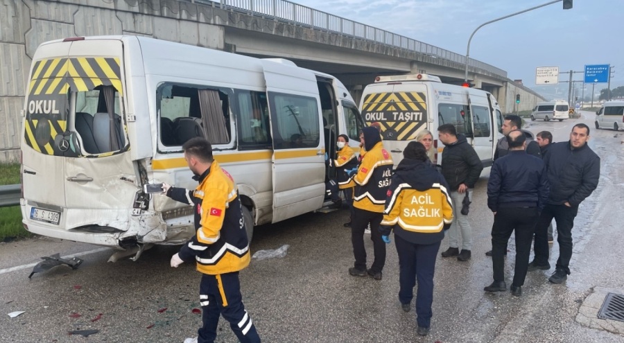Bursa'da servis minibüsleri çarpıştı: 15 yaralı!