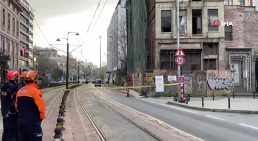 Karaköy'de 5 katlı bina çöktü!