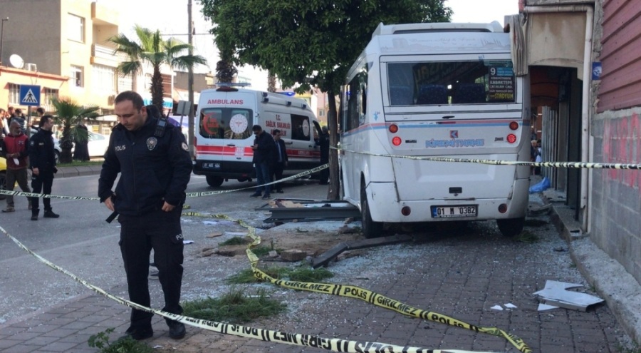 Adana'da dolmuş durağa daldı: 1 ölü,  7 yaralı