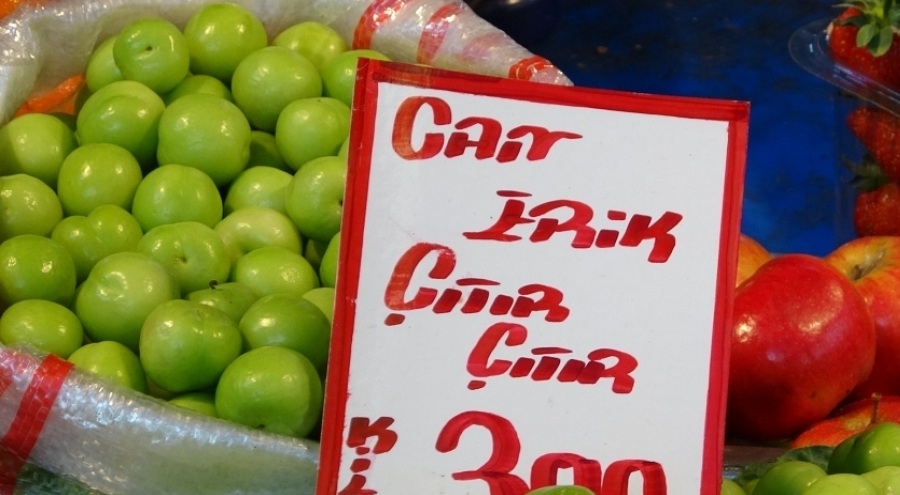 Bursa'da tezgahlarda yerini alan eriğin kilosu 300 lira