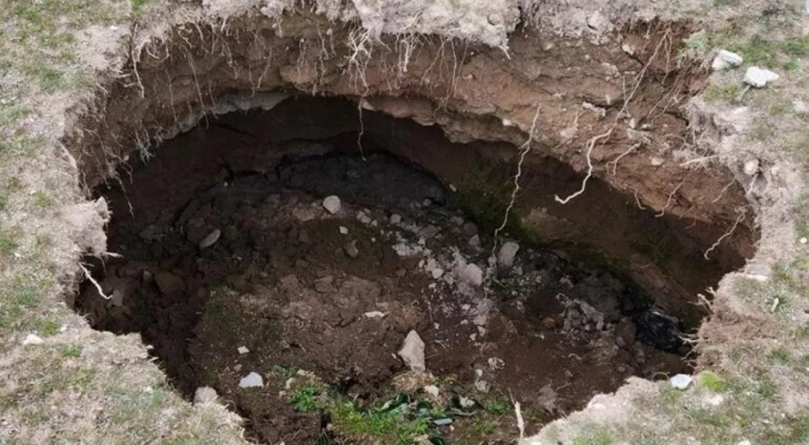 Boş arazide 10 metre derinliğinde obruk oluştu