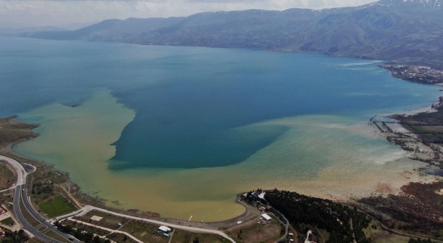 Hazar Gölü'nün kıyısı çamurla kaplandı