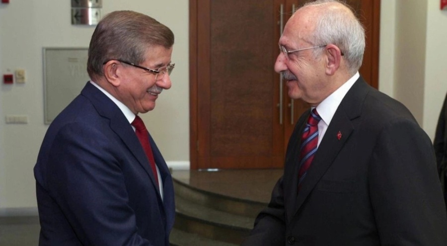 Davutoğlu, Kılıçdaroğlu'nun adaylık kampanyasına bağış yaptı