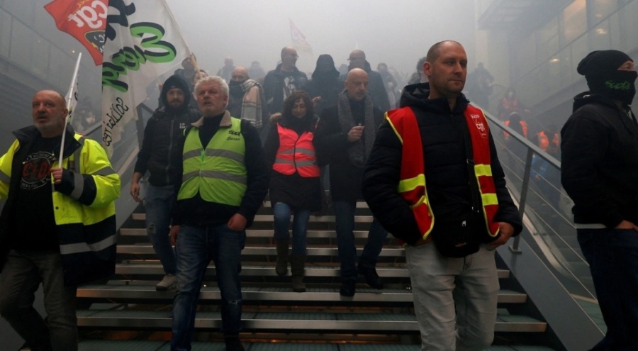 Paris'te, grevdeki kanalizasyon işçileri belediyenin önüne fare ölüleri attı