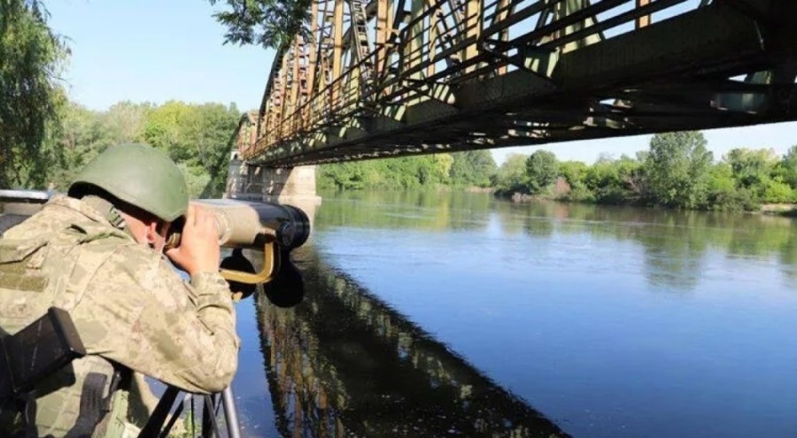 Sınırda 3'ü FETÖ üyesi 6 şahıs yakalandı