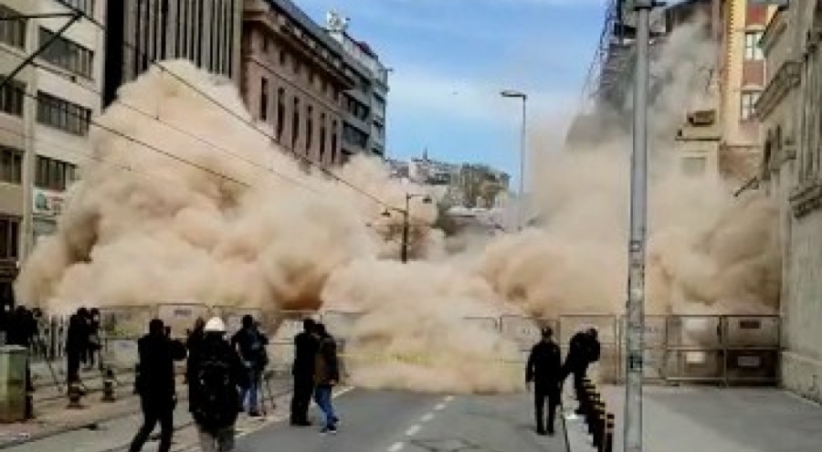 Karaköy'deki 5 katlı metruk bina çöktü