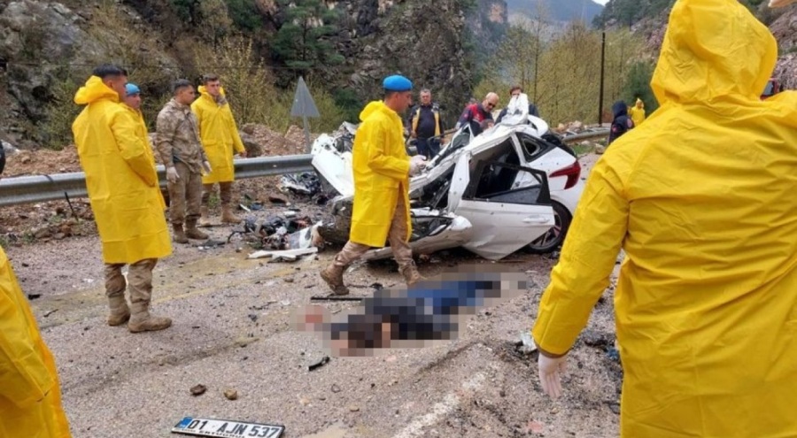 Üzerine kaya düşen otomobildeki 4 öğretmen hayatını kaybetti