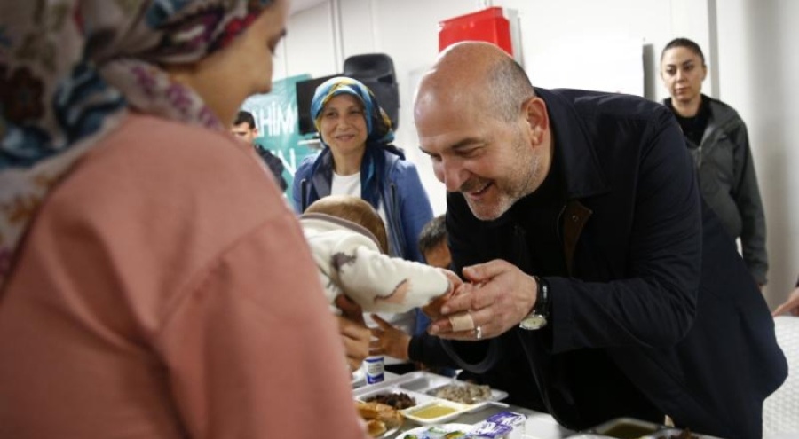 Bakan Soylu, İskenderun'da depremzedelerle bir araya geldi