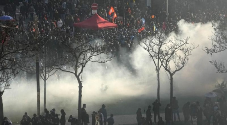 Fransa'da emeklilik reformu karşıtı yüz binler yine sokaklarda