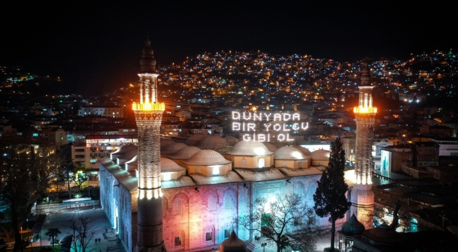 Bursa'da Ulu Cami'ye 'Dünyada bir yolcu gibi ol' mahyası asıldı