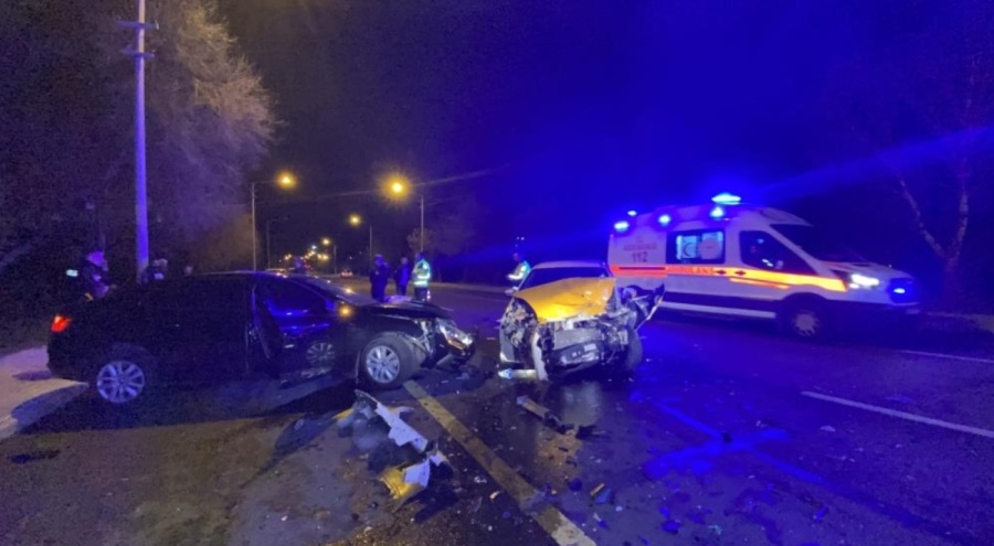 Diyarbakır'da iki otomobil kafa kafaya çarpıştı: 1'i ağır, 4 yaralı